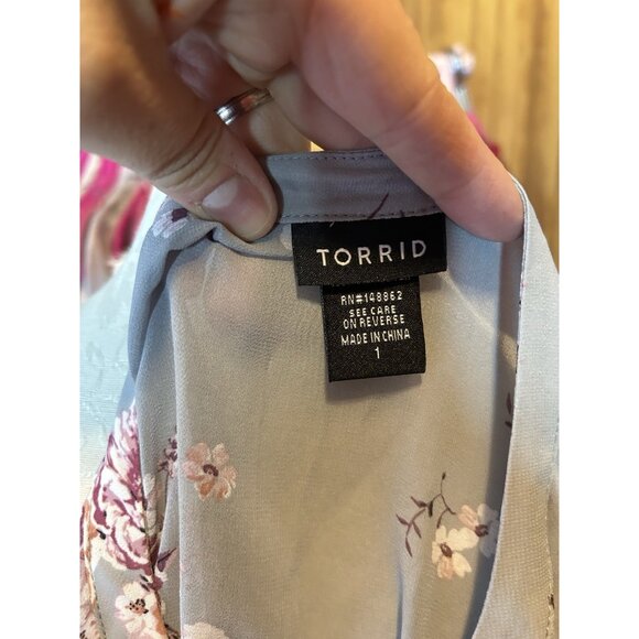 Torrid Top Plus Sz 1 (1X) Short Sleeve Button Down Semi-Sheer Gray Floral Ruffle - Picture 7 of 9